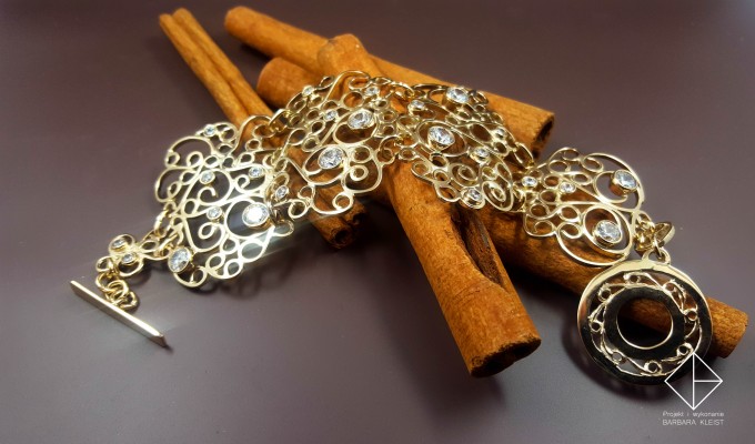 Ażurowa bransoleta w stylu sułtańskim.
